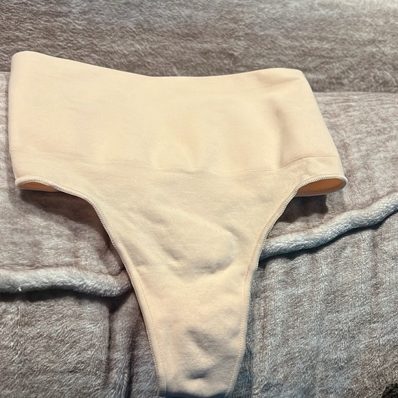 Skims Mid-Core Control Shapeware Thong - Picture 7 of 11